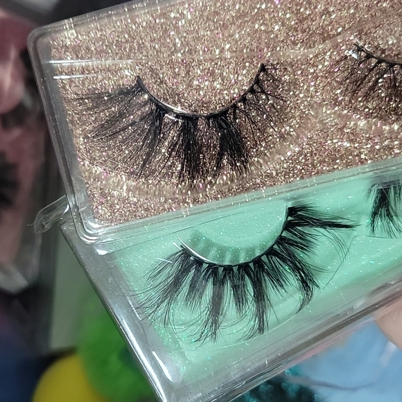 Lash Mystery Box - Makeup and Accessories Box - Picture 13 of 15